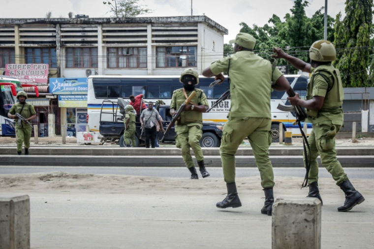 Des policiers tanzaniens tentent de disperser des manifestants lors d'affrontements à Dar es Salaam, le 29 octobre 2025, pendant l'élection présidentielle en Tanzanie ( AFP / - )