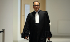 L'avocat Emmanuel Daoud au tribunal de Paris, le 8 septembre 2026, pour le procès du naufrage dans la Manche qui a causé la mort de 31 migrants, lors de la nuit dans la nuit du 23 au 24 novembre 2021 ( AFP / SIMON WOHLFAHRT )