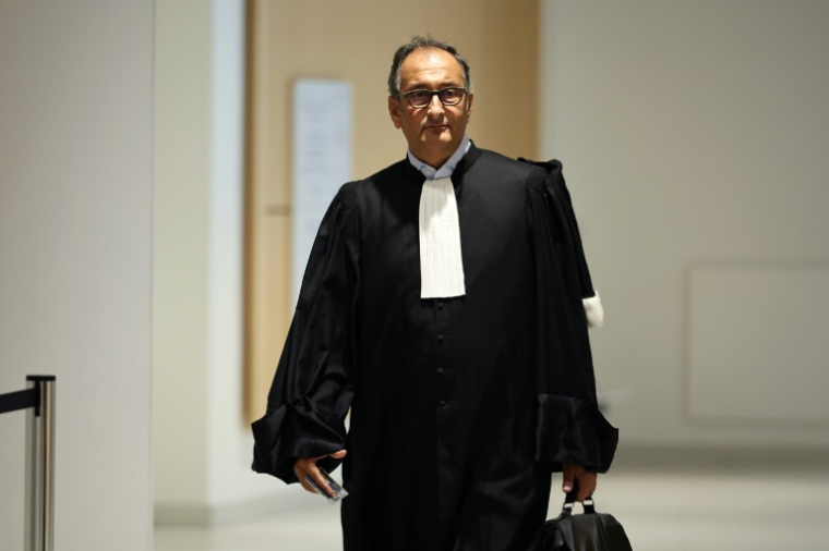 L'avocat Emmanuel Daoud au tribunal de Paris, le 8 septembre 2026, pour le procès du naufrage dans la Manche qui a causé la mort de 31 migrants, lors de la nuit dans la nuit du 23 au 24 novembre 2021 ( AFP / SIMON WOHLFAHRT )