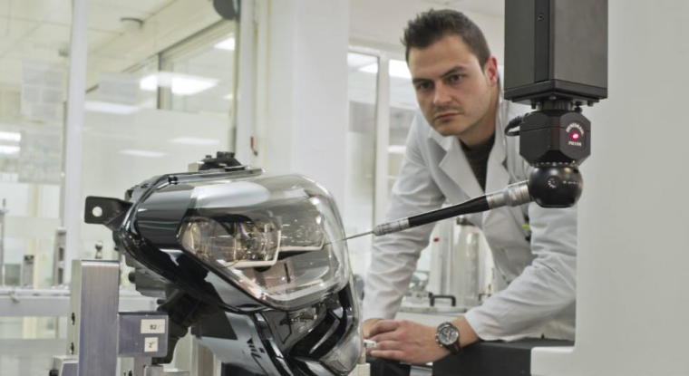 Mise au point d'un système d'éclairage dans l'usine Valeo de Martos en Espagne. (© Valeo)