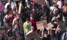 Blocus des lycées: des milliers de personnes place de République