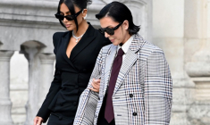 Kim Kardashian (G) quitte le palais de justice de Paris avec sa mère Kris Jenner après avoir témoigné le 13 mai 2025 au procès de son braquage ( AFP / LEO VIGNAL )
