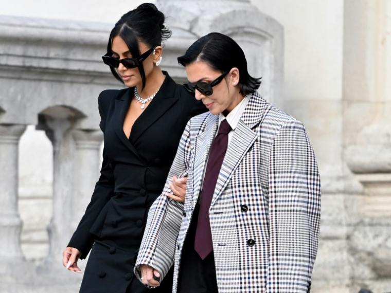 Kim Kardashian (G) quitte le palais de justice de Paris avec sa mère Kris Jenner après avoir témoigné le 13 mai 2025 au procès de son braquage ( AFP / LEO VIGNAL )