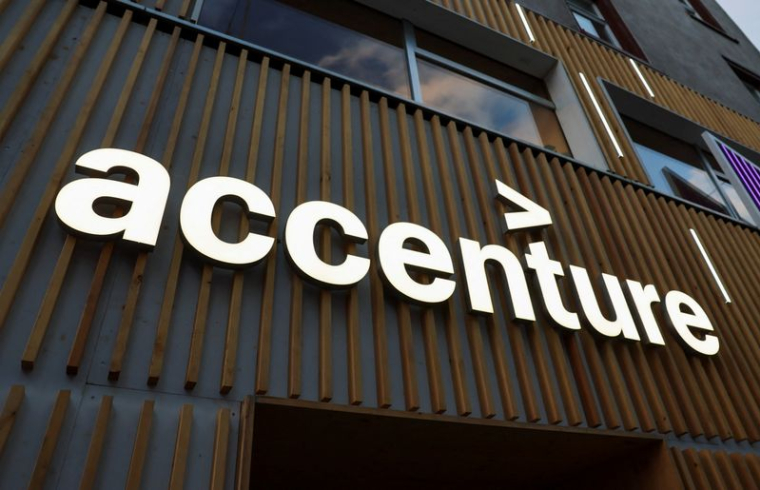 Le logo d'Accenture est affiché sur un bâtiment