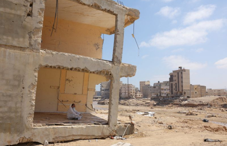 Un volontaire se repose à Derna, en Libye