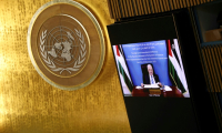 Le président palestinien Mahmoud Abbas s'exprime par vidéo lors d'un sommet au siège des Nations unies, à New York, le 22 septembre 2025 ( AFP / Ludovic MARIN )