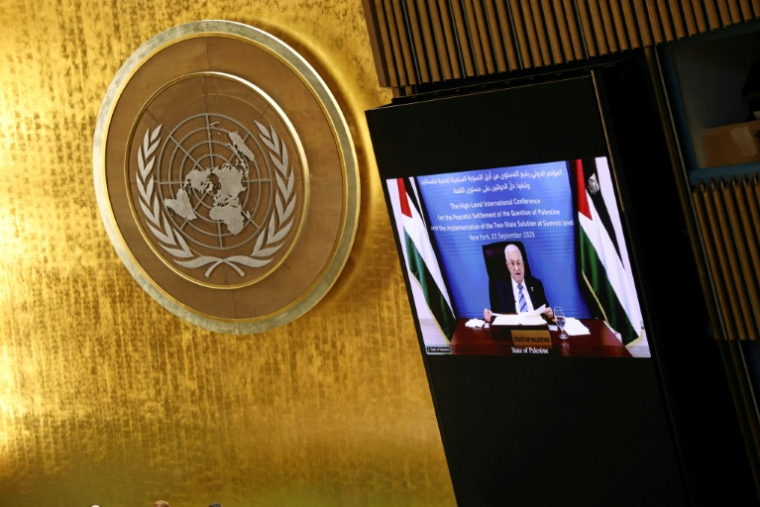 Le président palestinien Mahmoud Abbas s'exprime par vidéo lors d'un sommet au siège des Nations unies, à New York, le 22 septembre 2025 ( AFP / Ludovic MARIN )