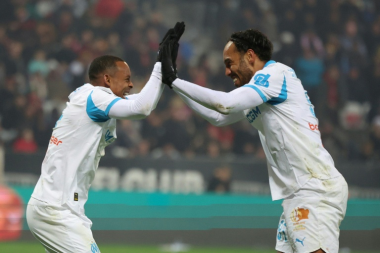 Les attaquants de l'OM Igor Paixao (G) et Pierre-Emerick Aubameyang se congratulent après un but inscrit sur le terrain de Nice, en Ligue 1, le 21 novembre 2025 ( AFP / Valery HACHE )