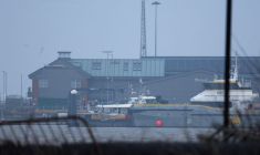Un navire attend à quai au port de Grimsby après une collision entre un pétrolier et un porte-conteneurs au large des côtes du nord-est de l'Angleterre