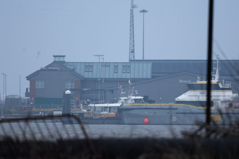 Un navire attend à quai au port de Grimsby après une collision entre un pétrolier et un porte-conteneurs au large des côtes du nord-est de l'Angleterre