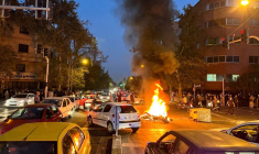 Une moto de police brûle lors d'une manifestation à Téhéran