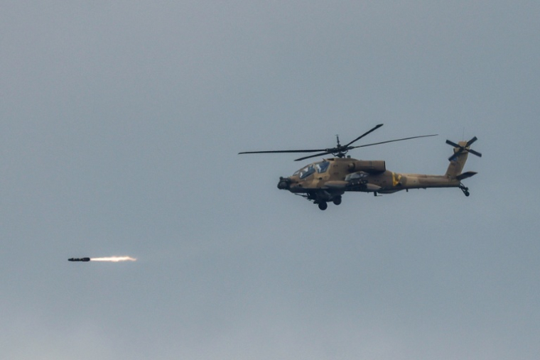 Un hélicoptère d'attaque AH-64 Apache de l'armée de l'air israélienne tire des roquettes depuis une position le long de la frontière entre le nord d'Israël et le sud du Liban, le 4 mars 2026 ( AFP / Jalaa MAREY )