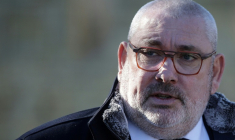 Christophe Barthes, candidat du RN à la mairie de Carcassonne, en campagne à Carcassonne, le 7 février 2026 dans l'Aude ( AFP / Valentine CHAPUIS )