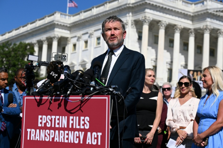 L'élu républicain Thomas Massie s'exprime lors d'une conférence de presse et d'un rassemblement de soutien aux victimes de Jeffrey Epstein, devant le Capitole de Washington, le 3 septembre 2025 ( AFP / Roberto SCHMIDT )