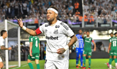 Neymar a un nouvel ennemi, la pelouse de son propre stade
