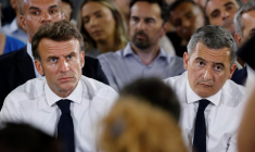Le président Emmanuel Macron (à gauche) et le ministre de l'Intérieur Gérald Darmanin lors d'une visite à Marseille, le 26 juin 2023.  ( POOL / LUDOVIC MARIN )