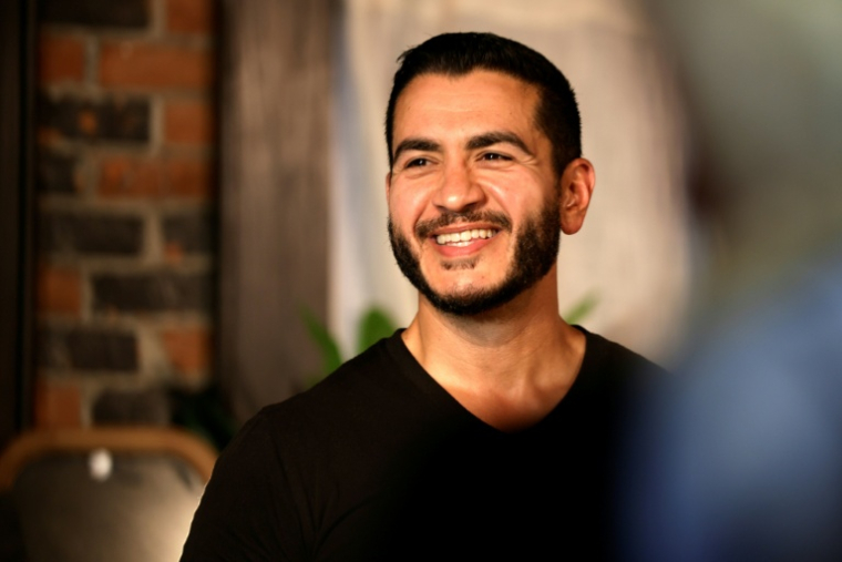 Abdul El-Sayed, candidat à la primaire démocrate dans le Michigan (nord des Etats-Unis), parle lors d'un meeting de campagne à Détroit, le 3 août 2026 ( AFP / JEFF KOWALSKY )