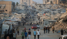 Des déplaces palestiniens au milieu de camps et de décombres près de la plage de Gaza-ville, dans le nord du territoire, le 14 août 2026 ( AFP / Eyad Baba )