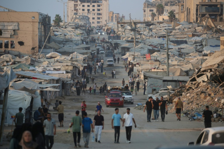 Des déplaces palestiniens au milieu de camps et de décombres près de la plage de Gaza-ville, dans le nord du territoire, le 14 août 2026 ( AFP / Eyad Baba )