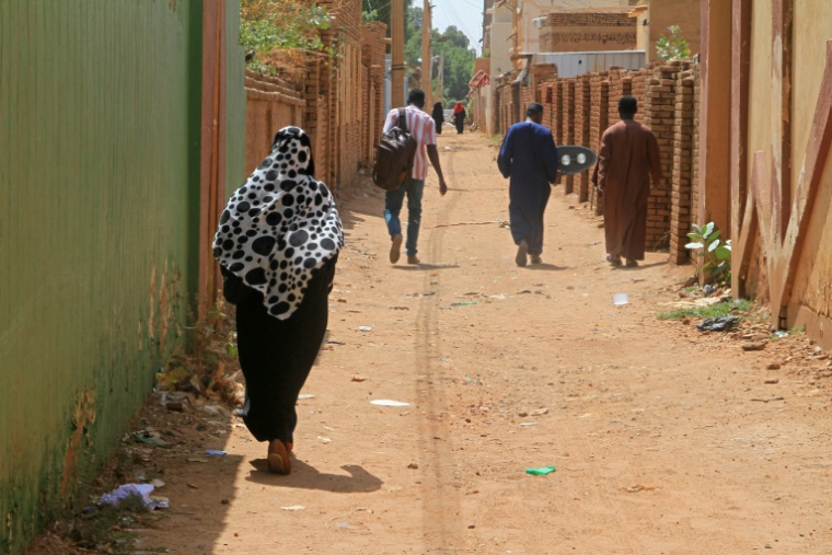 Des habitants marchent dans les rues de Khartoum le 20 septembre 2026, suite au retour des Soudanais déplacés dans la capitale ( AFP / Ebrahim Hamid )
