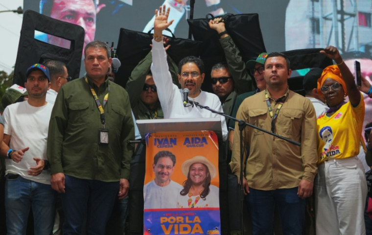 Le candidat à la présidence de la Colombie pour le parti Pacto Historico, Ivan Cepeda (au centre), salue lors d'un meeting de campagne à Barranquilla, en Colombie, le 14 juin 2026 Colombia will hold the runoff presidential election on June 21. ( AFP / Vanexa Romero )