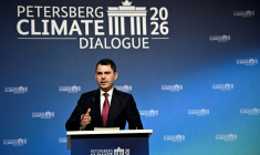 Le ministre turc de l'Environnement, de l'Urbanisation et du Changement climatique, Murat Kurum, lors de l'ouverture de la conférence du Dialogue de Petersberg sur le climat (PCD), le 21 avril 2026 au Centre de conventions de Westhafen (WECC) à Berlin ( AFP / Tobias SCHWARZ )