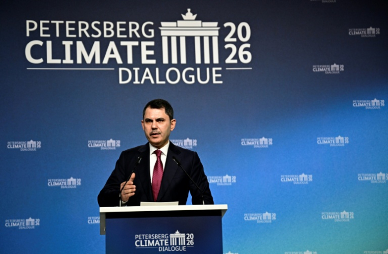 Le ministre turc de l'Environnement, de l'Urbanisation et du Changement climatique, Murat Kurum, lors de l'ouverture de la conférence du Dialogue de Petersberg sur le climat (PCD), le 21 avril 2026 au Centre de conventions de Westhafen (WECC) à Berlin ( AFP / Tobias SCHWARZ )