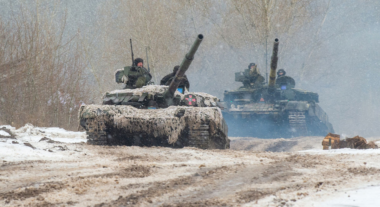 Les tensions à la frontière russo-ukrainienne expliquent une partie de la récente flambée du cours de l'or noir. La Russie produit 10 millions de barils par jour de pétrole brut et en exporte près de la moitié. (© AFP)