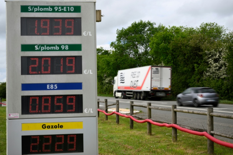 Une station-service à Saint-Étienne-de-Montluc (Loire-Atlantique) le 15 avril 2026 ( AFP / Loic VENANCE )
