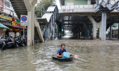 Un homme se déplace dans l'eau inondant le district de Bang Bua à Bangkok, la capitale thaïlandaise, le 26 septembre 2026 ( AFP / WIKUS DE WET )