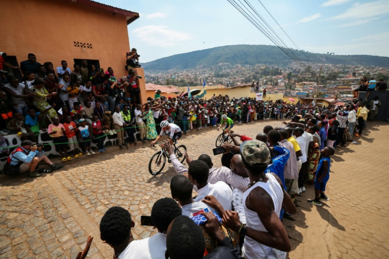 Le Mexicain Isaac Del Toro et le Slovène Tadej Pogacar grimpent le Mur de Kigali, lors des Mondiaux de cyclisme à Kigali, au Rwanda, le 28 septembre 2025 ( AFP / Anne-Christine POUJOULAT )