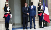Le président français Emmanuel Macron (g) serre la main de son homologue sénégalais Bassirou Diomaye Faye sur le perron de l'Élysée, le 27 août 2025 à Paris ( AFP / Thibaud MORITZ )