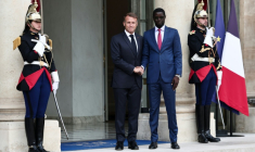 Le président français Emmanuel Macron (à gauche) serre la main du président sénégalais Bassirou Diomaye Faye à leur arrivée pour une réunion au palais présidentiel de l'Élysée à Paris le 27 août 2025 ( AFP / Thibaud MORITZ )