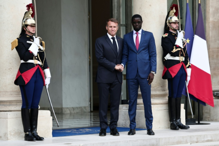 Le président français Emmanuel Macron (g) serre la main de son homologue sénégalais Bassirou Diomaye Faye sur le perron de l'Élysée, le 27 août 2025 à Paris ( AFP / Thibaud MORITZ )