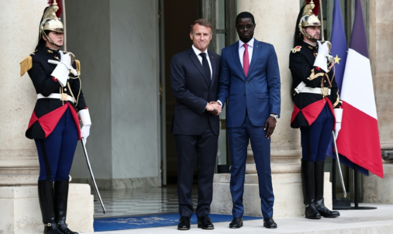 Le président français Emmanuel Macron (g) serre la main de son homologue sénégalais Bassirou Diomaye Faye sur le perron de l'Élysée, le 27 août 2025 à Paris ( AFP / Thibaud MORITZ )