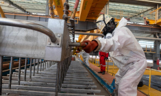 Un employé travaille dans une usine d’électrolyse de la mine de Tenke Fungurume, l’une des plus grandes exploitations de cuivre et de cobalt au monde, dans le sud-est de la République démocratique du Congo, le 17 juin 2023. La mine est exploitée par le groupe chinois CMOC. ( AFP / EMMET LIVINGSTONE )