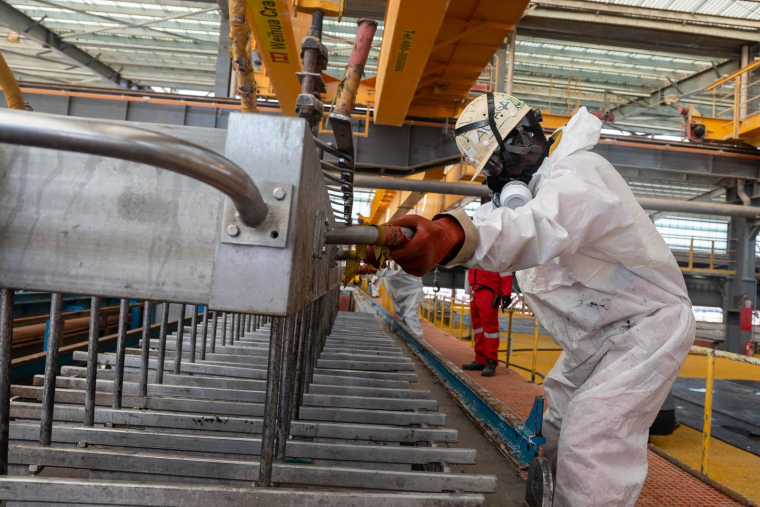Un employé travaille dans une usine d’électrolyse de la mine de Tenke Fungurume, l’une des plus grandes exploitations de cuivre et de cobalt au monde, dans le sud-est de la République démocratique du Congo, le 17 juin 2023. La mine est exploitée par le groupe chinois CMOC. ( AFP / EMMET LIVINGSTONE )