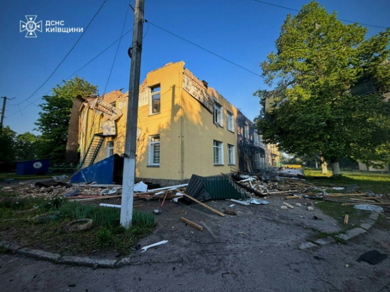 Image fournie par les services d'urgence ukrainiens d'un jardin d'enfants frappé lors d'une attaque russe à Kiev le 12 mai 2026 ( State Emergency Service of Ukraine / Handout )