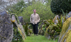 Le chef Hugo Roellinger dans le jardin aromatique de son restaurant "Château Richeux" à Saint-Meloir-des-Ondes, le 3 avril 2025 en Ille-et-Vilaine ( AFP / Damien MEYER )