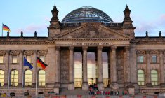 Des drapeaux flottent à l'extérieur du bâtiment du Reichstag, le siège du parlement allemand, à Berlin