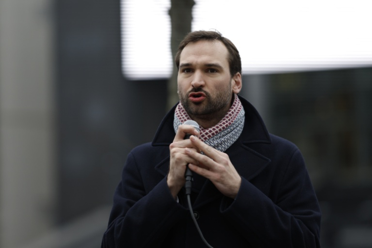 Le député LFI Ugo Bernalicis s'exprime dans le cadre d’un appel à la grève dans l’industrie du jeu vidéo, pour exiger de meilleures conditions de travail et dénoncer les suppressions d’emplois, à Paris, le 13 février 2025 ( AFP / Ian LANGSDON )