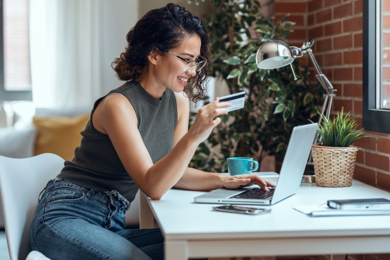 (Profitez sans hésiter d'une carte bancaire business premium pour vos besoins de pro ! - Visuel Adobe Stock)