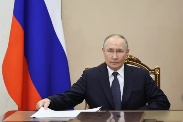 Le président russe Vladimir Poutine tient une réunion à Moscou, le 14 mai 2025, sur les prochains pourparlers de paix directs avec l'Ukraine, qui doivent se tenir à Istanbul ( POOL / Alexander KAZAKOV )
