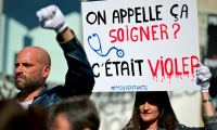 Manifestation de victimes de Joël Le Scouarnec devant le tribunal de Vannes (Morbihan), le 19 mai 2025 ( AFP / Damien MEYER )
