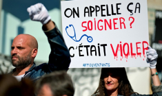 Manifestation de victimes de Joël Le Scouarnec devant le tribunal de Vannes (Morbihan), le 19 mai 2025 ( AFP / Damien MEYER )