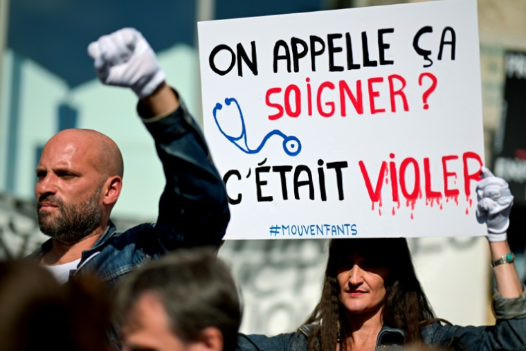 Manifestation de victimes de Joël Le Scouarnec devant le tribunal de Vannes (Morbihan), le 19 mai 2025 ( AFP / Damien MEYER )