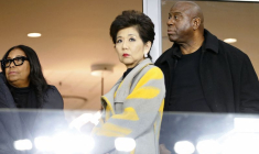 Michele Kang avant un match des Washington Spirit avec Magic Johnson