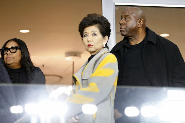 Michele Kang avant un match des Washington Spirit avec Magic Johnson