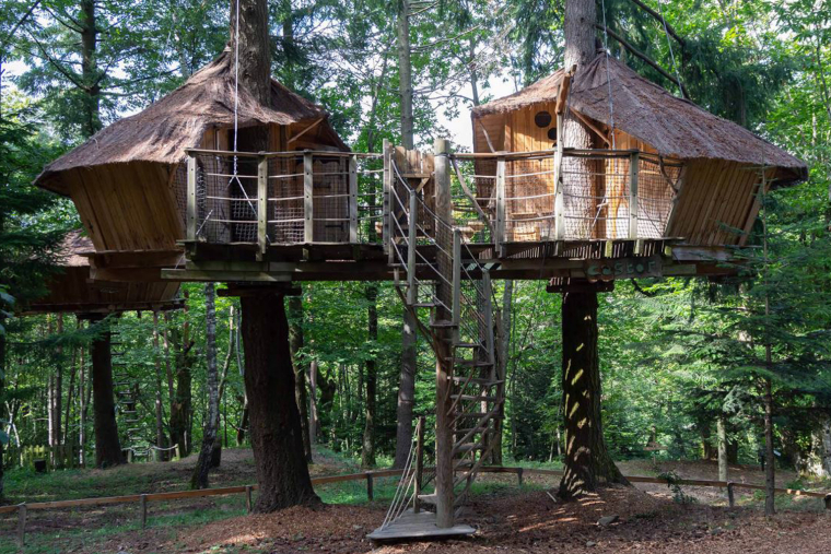 Que diriez-vous de passer la nuit dans une cabane ? Crédit photo : site internet https://cabanesardeche.com/