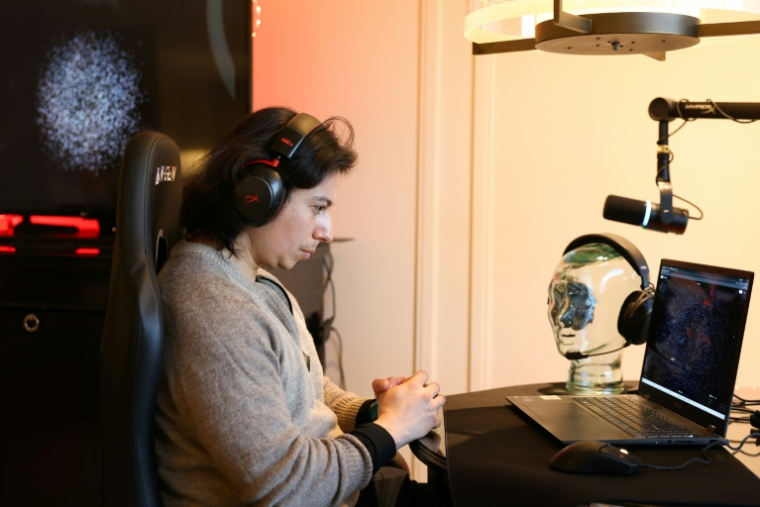 Ramses Alcaide, patron de la start-up Neurable, fait la démonstration de l'interface cerveau-ordinateur HyperX, et d'un casque audio de jeu permettant de mesurer l'activité des ondes cérébrales (EEG) et d'améliorer les fonctions cérébrales, lors du Consumer Electronics Show (CES) à Las Vegas, le 7 janvier 2026 au Nevada ( AFP / Patrick T. Fallon )